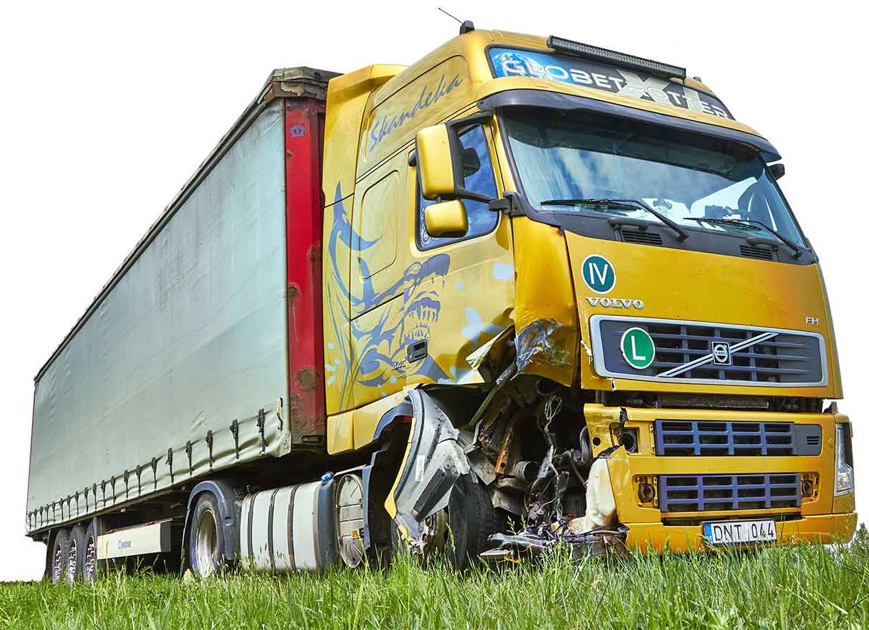 Sattelzug mit Frontschaden nach einem Unfall