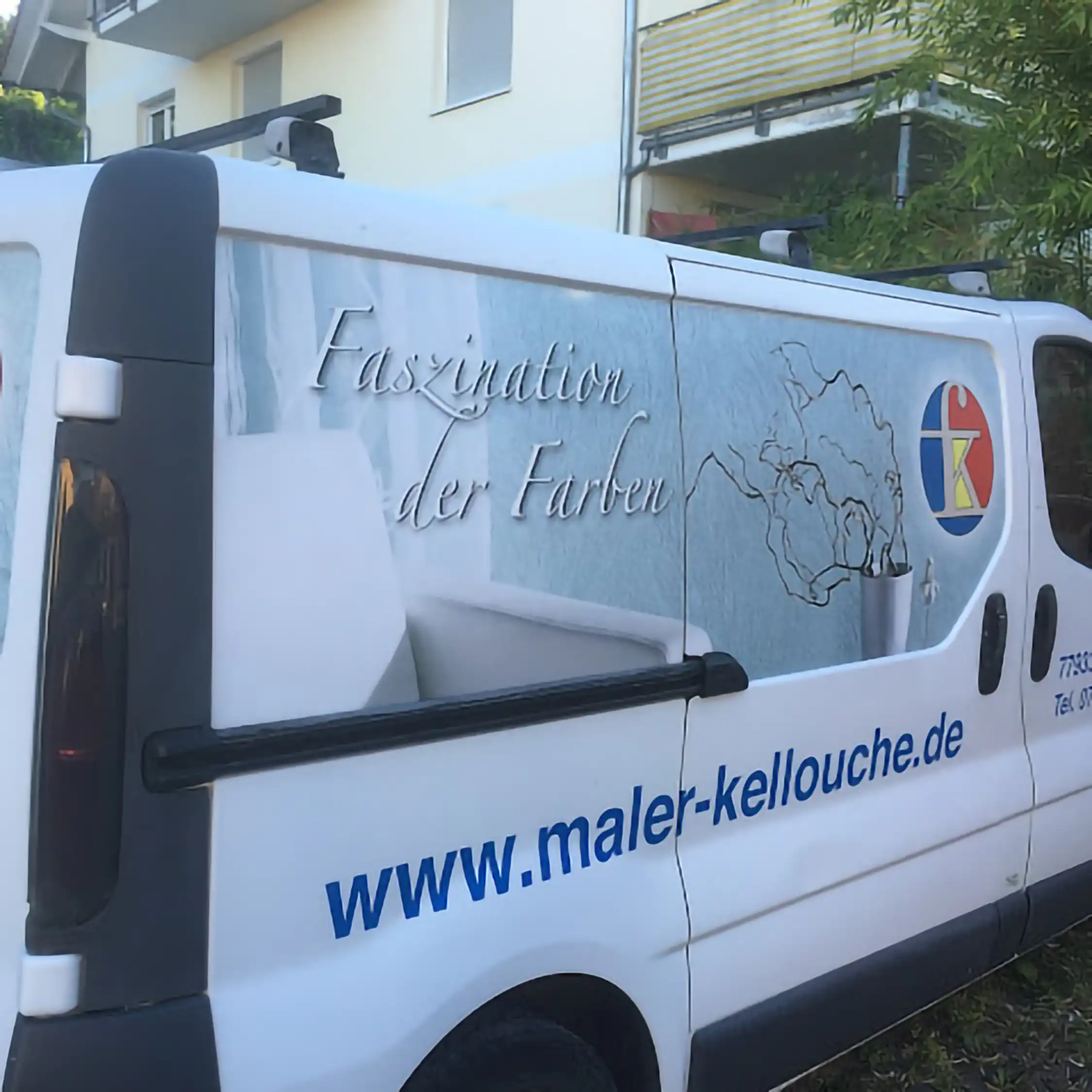 Firmentransporter der Malerwerkstätte Kellouche mit Fahrzeugbeschriftung