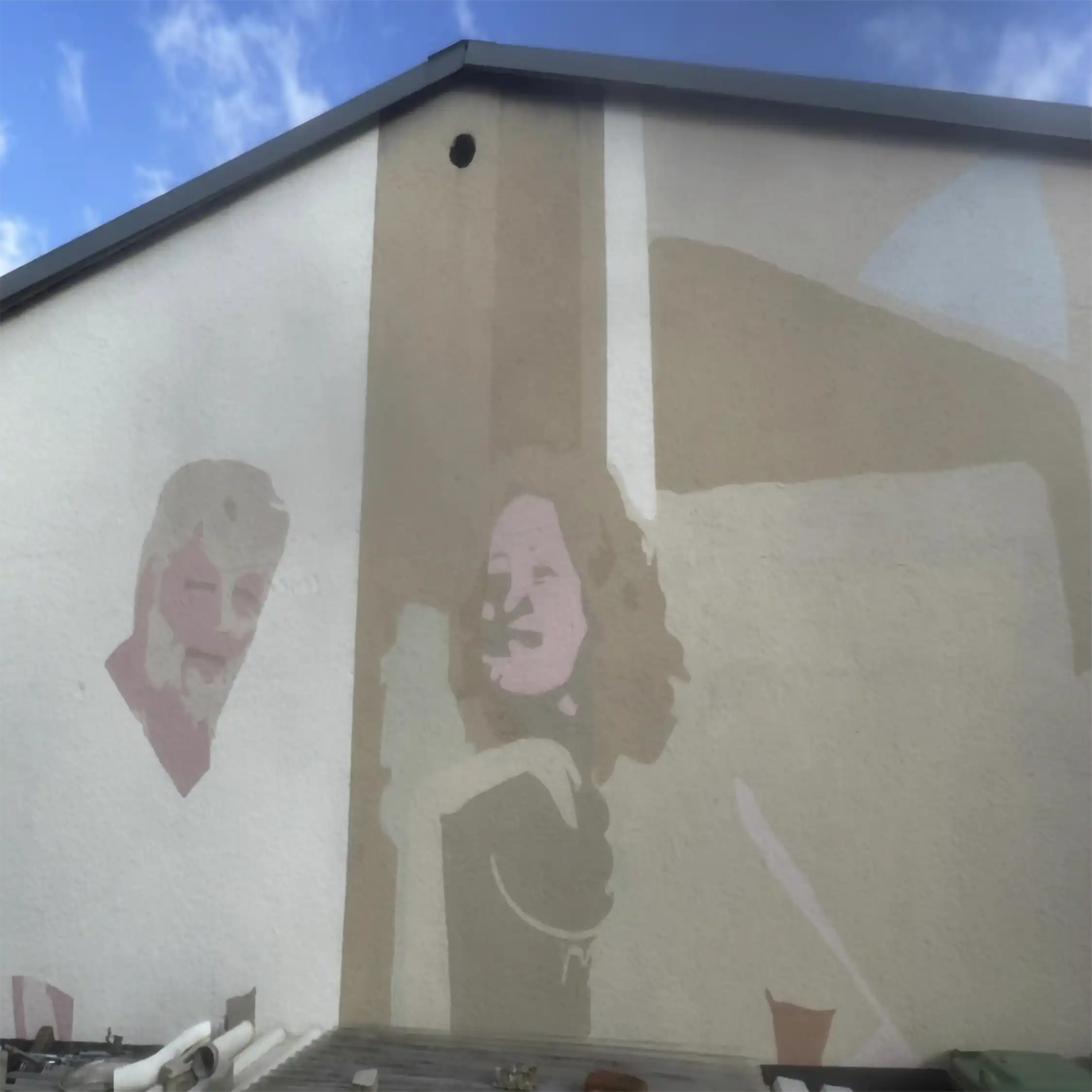 Fassadengestaltung mit Schablonen-Motiven an einer Giebelwand