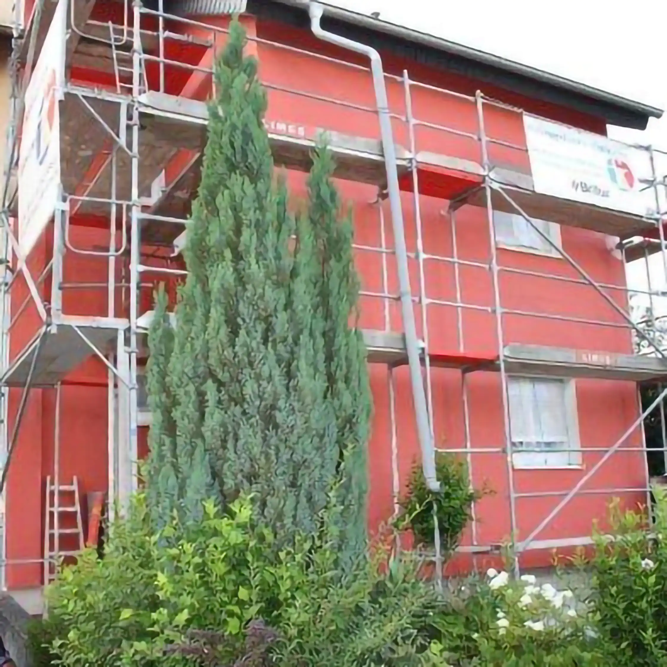 Eingerüstete Fassade während der Sanierung