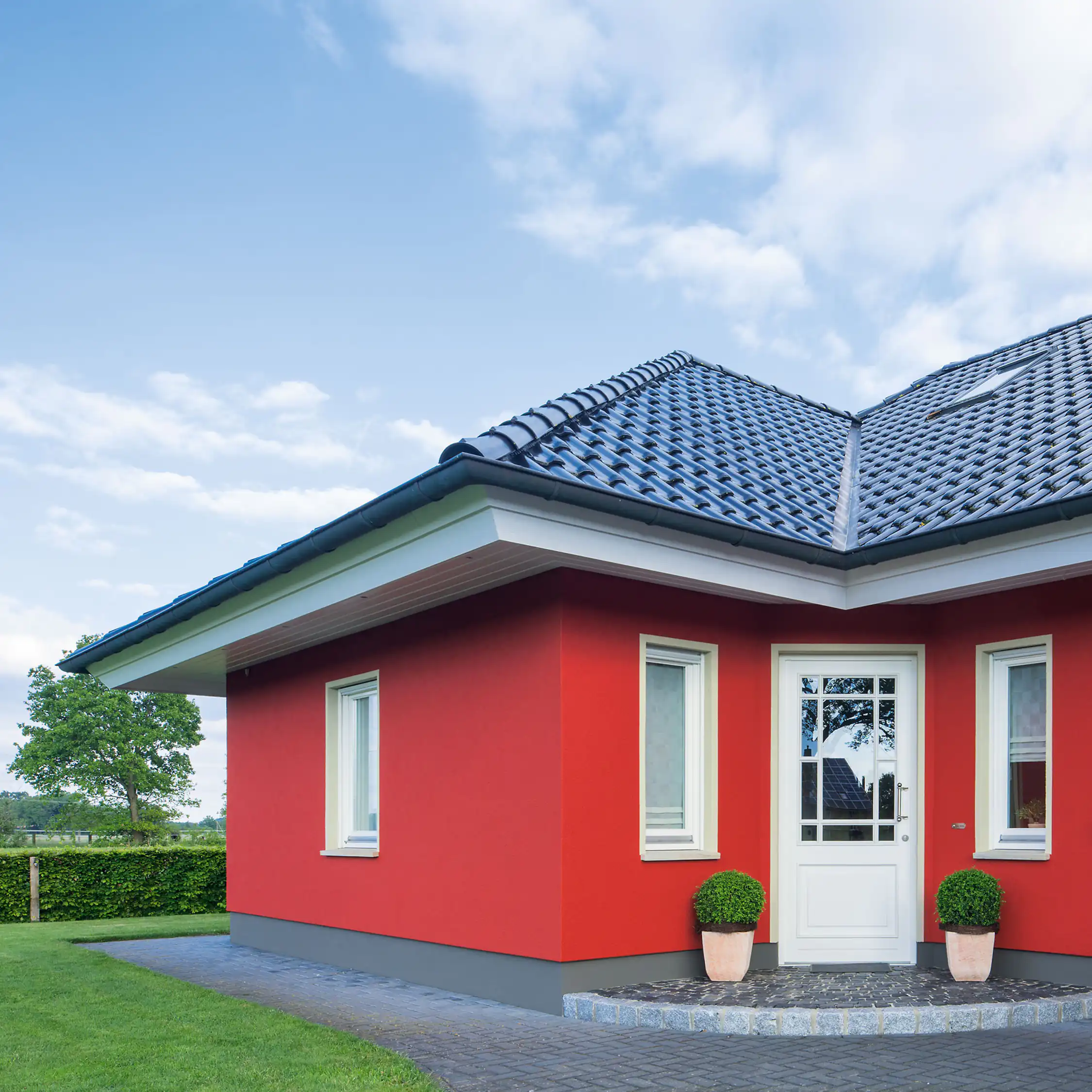 Frisch gestrichenes Einfamilienhaus mit roter Fassade